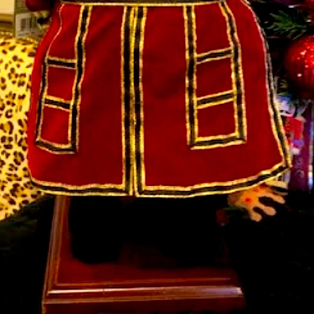 NIB SANTAS WORKSHOP Royal Beefeater Santa Doll Handcrafted Retired Collectible